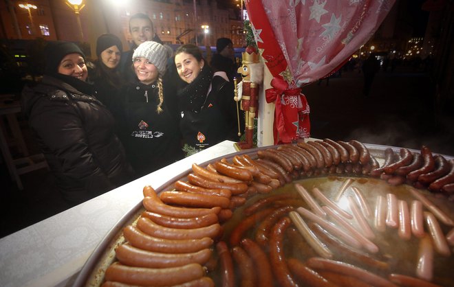 Na adventnih sejmnih se pogosto vse vrti okoli hrane, tudi v Zagrebu. FOTO: Cropix