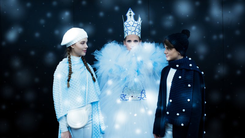 Fotografija: Katja Konvalinka kot Snežna kraljica z Gerdo (Pia Novak) in Kajem (Adrian Ignjatovič) Foto Darja Štravs Tisu
