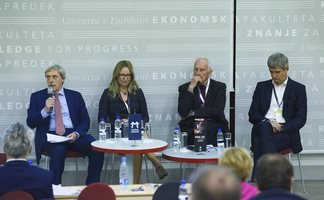 O voditeljstvu za trajnostni razvoj so razpravljali Sibil Svilan (prvi z leve), Maja Krumberger, Vojko Čok in Tomaž Berločnik. FOTO: Jože Suhadolnik/Delo