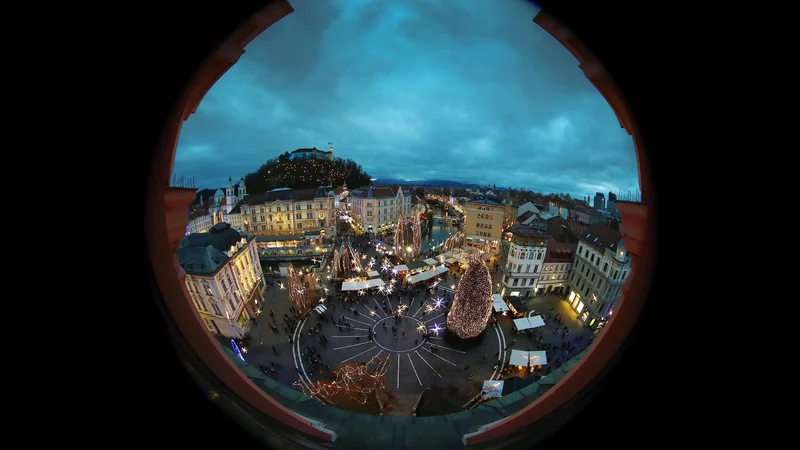 Fotografija: Božičnice in 13. plače bodo letos ponekod precej višje, a le redka podjetja so se odločila za najvišja davčno ugodna izplačila. Foto Leon Vidic