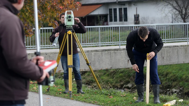 Fotografija: Marsikatero zemljišče bo treba izmeriti na novo, da bodo katastri ustrezali stanju v naravi. FOTO: Blaž Samec/Delo