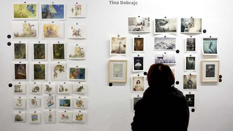 Fotografija: Na 84 kvadratnih metrih galerije razstavljajo dela 28 ilustratork in ilustratorjev. FOTO: Roman Šipić/Delo
