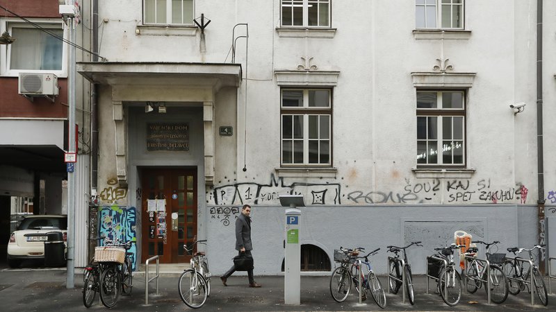 Fotografija: Stavbo na Kersnikovi 4 je kupilo podjetje z razpredeno mrežo gostinskih lokalov v Ljubljani. Kakšni so njihovi načrti s stavbo, ne razkrivajo. Foto Leon Vidic