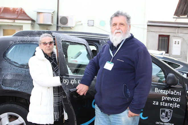 Jožica Martinoši in prostovoljec Bogdan Bizjak. FOTO: Simona Fajfar