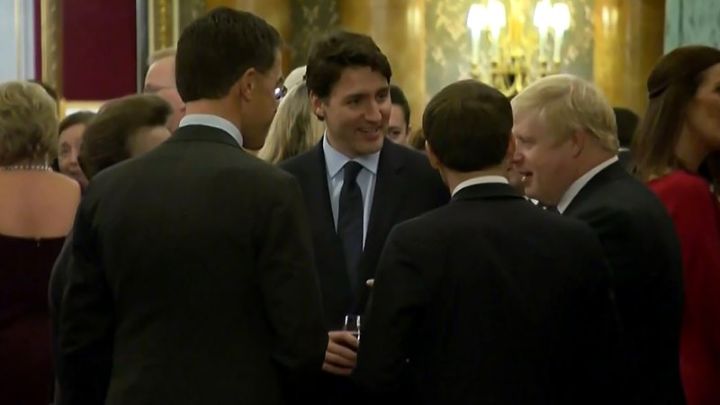 Fotografija: »Zlobni jeziki« na kupu: nizozemski premier Mark Rutte, francoski predsednik Emmanuel Macron, britanski premier Boris Johnson in njegov kanadski kolega Justin Trudeau. FOTO: AFP