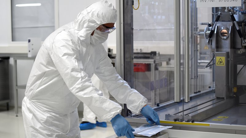 Fotografija: Proizvodnja akumulatorjev v novi Volkswagnovi tovarni v Salzgittru v Nemčiji. Foto Reuters