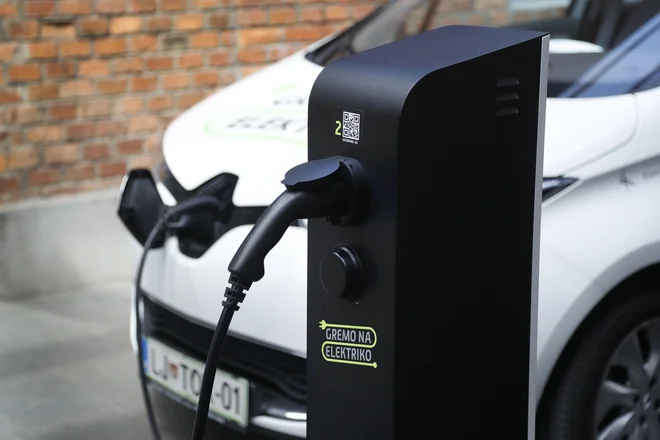 Število izdanih subvencij za električne avtomobile v Sloveniji zadnja leta strmo raste. Foto Leon Vidic