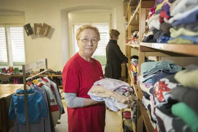 Prostovoljka Marica Štirn iz Župniške karitas Vrhnika. FOTO: Leon Vidic