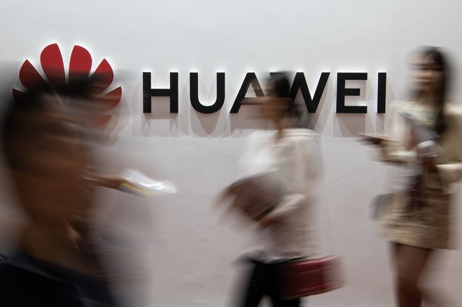 Trenutno sicer kaže, da Huaweiju ne bodo že vnaprej zaprli vrat. FOTO: Fred Dufour/Afp