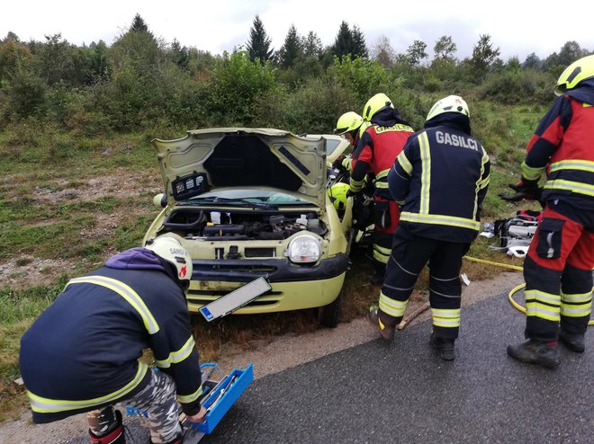 Nedavna intervencija kočevskih gasilcev ob prometni nesreči. FOTO: Igor Kalinič