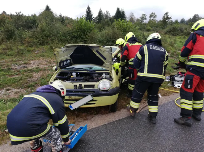 Nedavna intervencija kočevskih gasilcev ob prometni nesreči. FOTO: Igor Kalinič