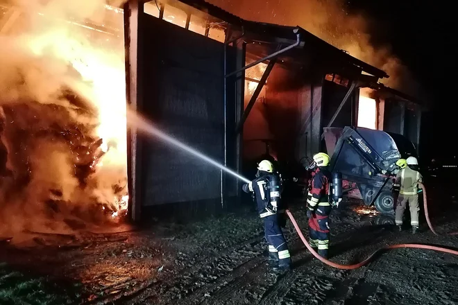 Novembrski požar, ki so ga pogasili kočevski gasilci. FOTO: Igor Kalinič