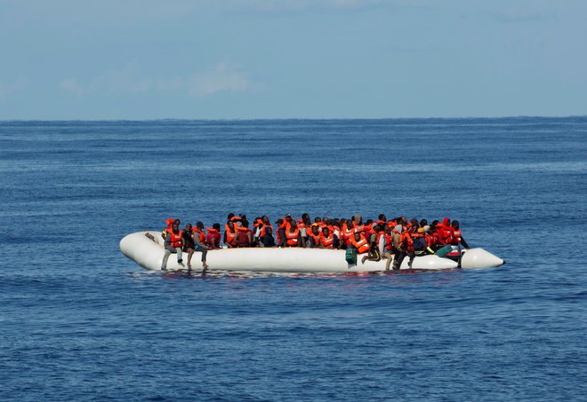 Tihotapci migrante pogosto naložijo na neprimerna plovila, ki jih tudi preobremenijo. (Fotografija je simbolična.) FOTO: Karsten Jager/Sea-eye via Reuters