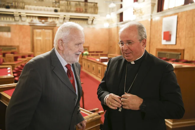 Ivan Jurkovič med pomenkom z Jožetom Mencingerjem FOTO: Jože Suhadolnik