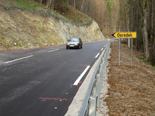 Gradbinci so zavarovali brežine pred plazenjem z mrežami in uredili odvodnjavanje ceste z zamenjavo številnih propustov. FOTO: Bojan Rajšek/Delo