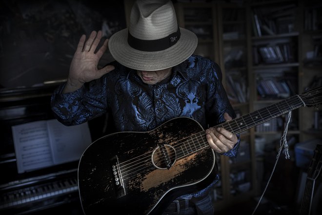 Vlado Kreslin - brez črne kitare ne gre.<br />
Foto Voranc Vogel