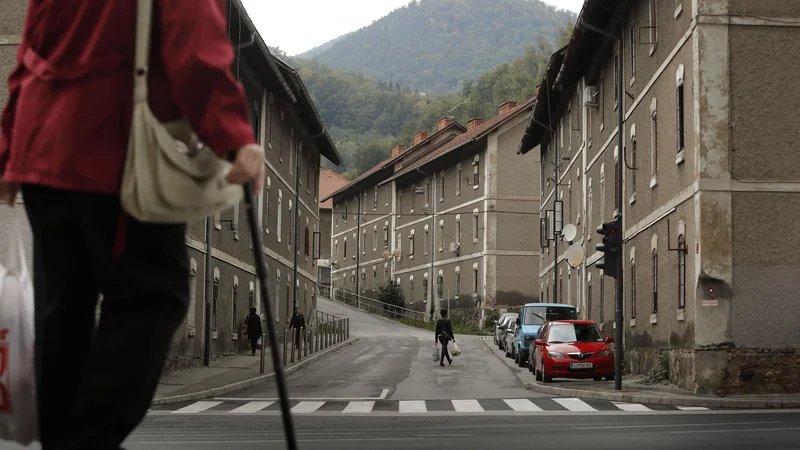 Fotografija: Za večstanovanjske in individualne stavbe v lasti fizičnih oseb pogodbeništva ni. FOTO: Leon Vidic/Delo