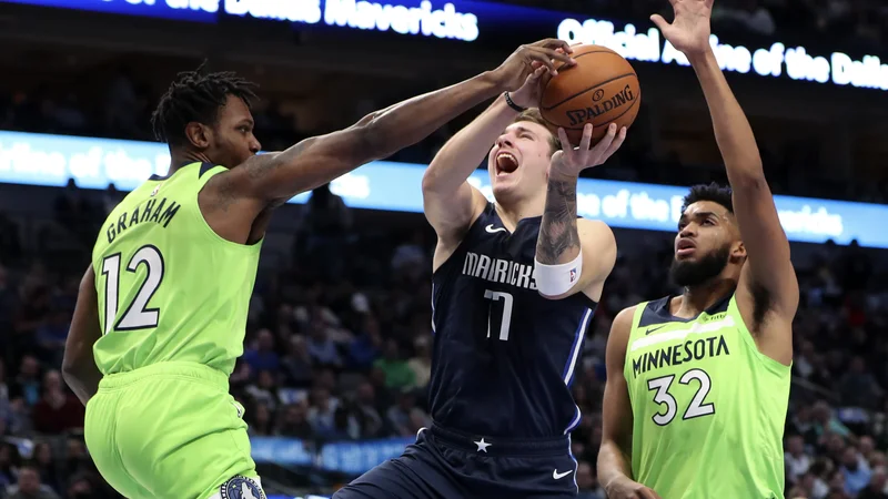 Fotografija: Luka Dončić se je med tekmo z Minnesoto pritoževal nad nedosojenimi osebnimi napakami in si prislužil tehnično napako. FOTO: USA Today Sports