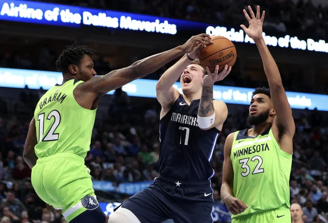 Luka Dončić se je med tekmo z Minnesoto pritoževal nad nedosojenimi osebnimi napakami in si prislužil tehnično napako. FOTO: USA Today Sports