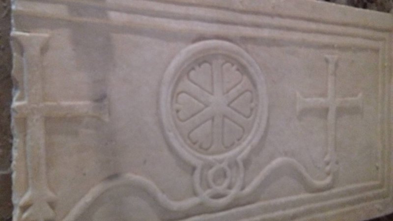 Fotografija: Kamnita oltarna pregrada iz 6. stoletja, ki je bila v koprski stolnici 500 let zakrita. Foto Zavod za varstvo kulturne dediščine Slovenije OE Piran