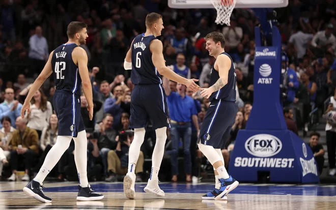 Ljubljančan se mladostno veseli tudi dobrih potez soigralcev. FOTO: USA Today Sports