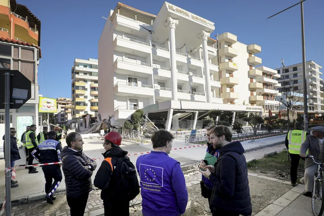 Natančnih podatkov, koliko ljudi je prizadetih in koliko stavb je neprimernih za bivanje, ni. FOTO: Peter Žerjavič/Delo