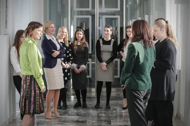 Gonilna sila projekta Simona Leskovar (levo) z mentorirankami, ki so v zadnjem letu dobile vpogled v to, kako deluje naša država in kakšne so njihove potencialne poklicne poti. FOTO: Uroš Hočevar/Delo