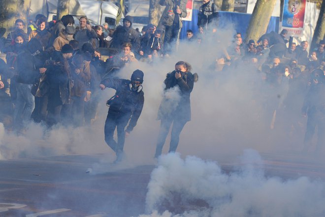 Protestirajo tudi v Bordeauxu. FOTO: Afp