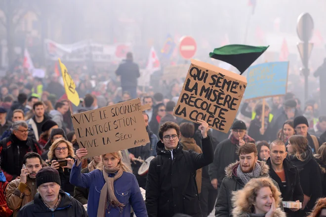 Kdor seje revščino, žanje jezo, so Francozi sporočili predsedniku Macronu. FOTO: Afp