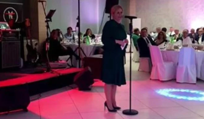 Kolinda Grabar-Kitarovićeva je na začetku kampanje zapela tudi Thompsonovo pesem <em>Lijepa li si</em>. FOTO: Zaslonska Slika/facebook