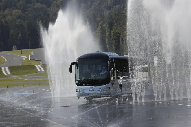 Naloga vsakega voznika ali voznice je kar najbolj varno premagovati deževna, meglena in tudi suha, sončna ali oblačna območja v povezavi z različnimi obdobji dneva, ko so tudi temperature različne, saj so jutra lahko že precej mrzla, pravijo na AMZS. Foto