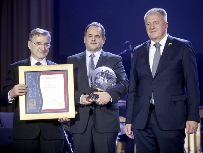 Podjetnik leta 2019 je postal Peter Podlunšek iz Medicopa - na fotografiji med predsednikom OZS Brankom Mehom in ministrom Zdravkom Počivalškom. FOTO: Roman Šipić/Delo