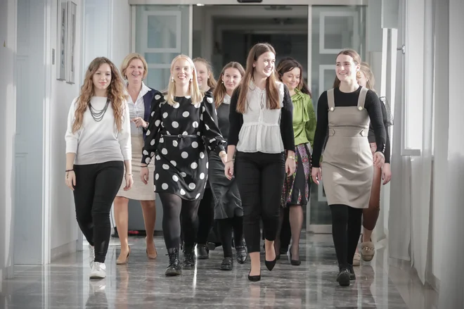Na posebnem natečaju, v katerem je sodelovalo več kot trideset slovenskih srednjih šol, je bilo izbranih deset dijakinj tretjih in četrtih letnikov z gimnazij Šiška, Brežice, Kranj, Škofja Loka, Krško, Murska Sobota, Ravne na Koroškem in Srednje gradbene