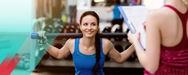 Seveda pa lahko v fitnes centru poiščemo kotiček s prostimi utežmi in tam izvedemo še tisto, kar nam fitnes naprave ne omogočajo. Foto: Shutterstock