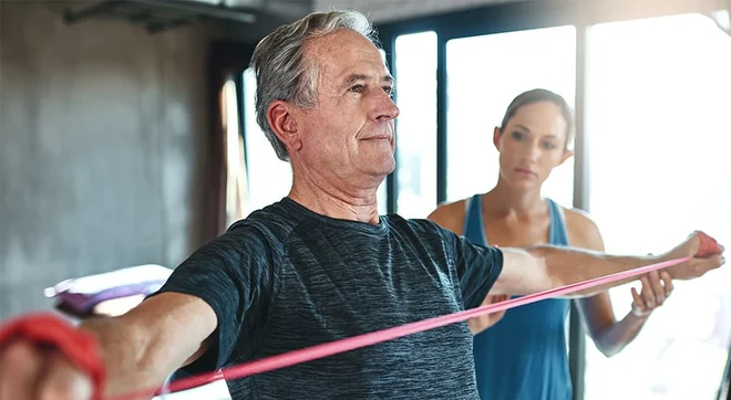 Če izhajamo iz vsakodnevnih gibanj, ki jih ljudje izvajamo, bomo težko našli take, kjer se zahteva izolirano delovanje le z eno mišično skupino. Foto: Shutterstock