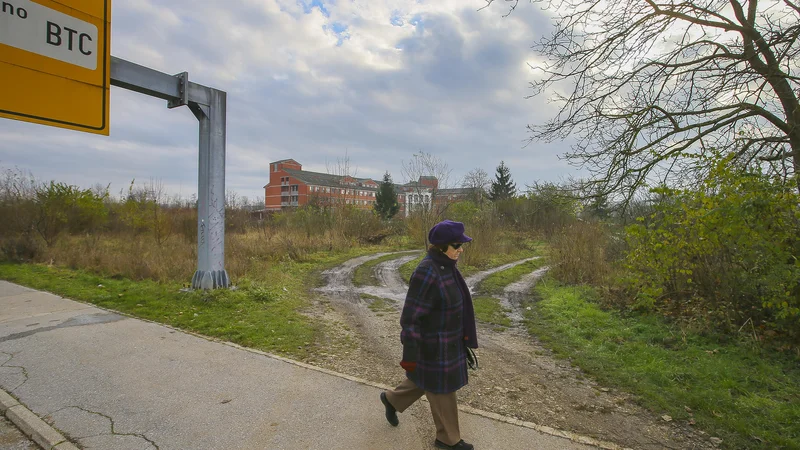 Fotografija: K objektu Vrtnica v URI Soča bo zrasel prizidek, ostalih zemljišč pa ne potrebujejo. FOTO: Jože Suhadolnik/Delo
