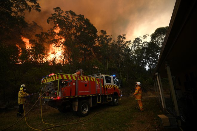 Zaradi dolgega sušnega obdobja se Avstralija že zadnje tri mesece bori s številnimi požari. FOTO: Stringer/Reuters