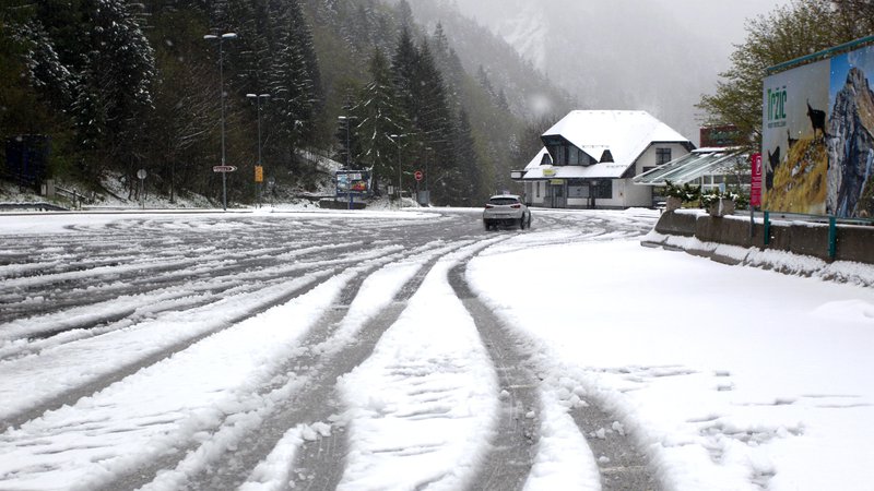 Fotografija: Vozniki naj spremljajo vremensko napoved in stanje na cestah, svetujejo na AMZS in policiji. Foto: Roman Šipić