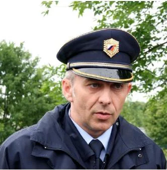 Še vedno sta med najpogostejšimi vzroki prometnih nesreč neprilagojena hitrost in neupoštevanje varnostne razdalje, ugotavlja Matjaž Leskovar iz sektorja prometne policije pri upravi uniformirane policije.<br />
Foto: Arhiv policije