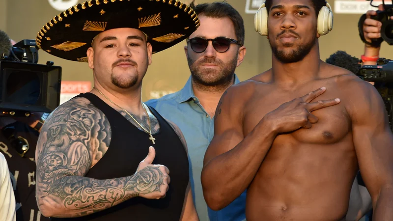 Britanski boksarski zvezdnik Anthony Joshua (desno) je trdno odločen drevi v Rijadu poravnati račune z Američanom mehiškega rodu Andyjem Ruizom. FOTO: AFP