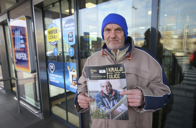 Prodajalci revije Kralji ulice pred ljubljanskimi poslovalnicami trgovske verige Hofer. FOTO: Jože Suhadolnik