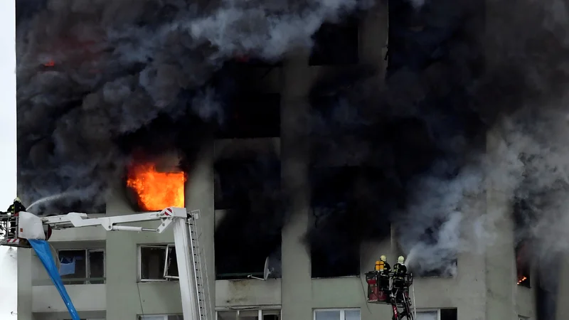 Fotografija: Po eksploziji je stolpnico zajel požar. FOTO: Stringer Reuters