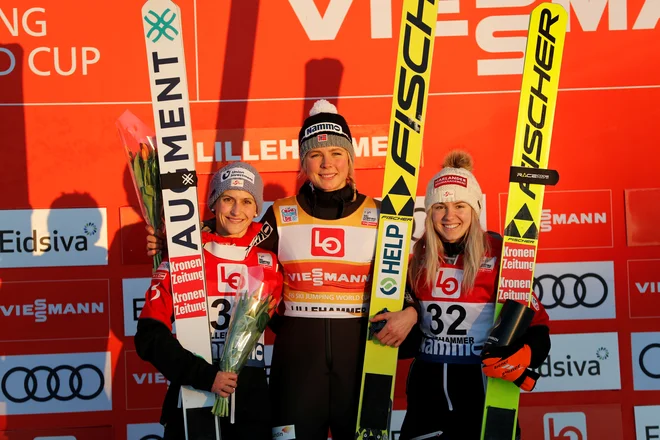 Maren Lundby, Eva Pinkelnig in Chiara Hölzl na stopničkah. FOTO: Ntb Scanpix Via Reuters