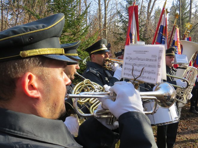Vojaška godba na pihala je po slovenski zaigrala tudi ameriško državno himno. FOTO: Bojan Rajšek/Delo