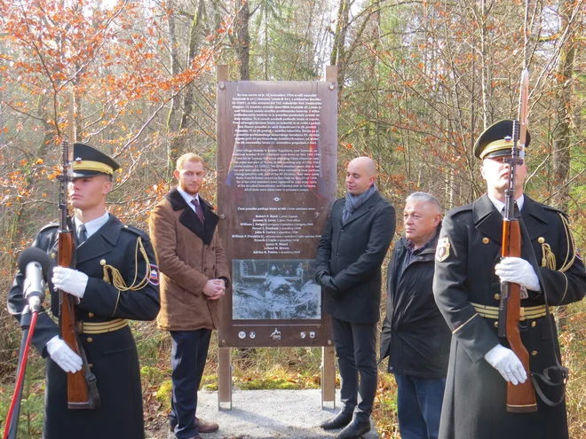 V navzočnosti garde slovenske vojske so spominsko obeležje odkrili (od leve proti desni) James Peranteau, predstavnik amriškega veleposlaništva, Samo Pogorelec, ribniški župan in Daniel Divjak, predsednik ribniške borčevskee organizacije. FOTO: Bojan Rajš