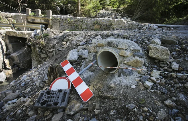 Danes se je v Jelendolu po vseh izvedenih sanacijskih ukrepih počutijo že precej varne. FOTO: Jože Suhadolnik/Delo