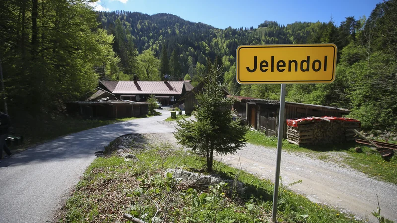 Fotografija: Jelendol je bil začasno povsem odrezan od sveta. FOTO: Jože Suhadolnik/Delo