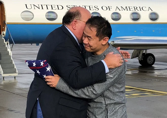 Ameriški veleposlanik v Švici&nbsp; Edward T. McMullen, Jr. pozdravlja Xiyuea Wanga. FOTO: AFP/US State Department