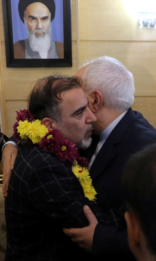 Iranski zunanji minister Zarif pozdravlja znanstvenika Sulejmanija. FOTO: Wana News Agency/Reuters