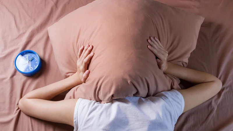 Fotografija: Še nekaj, kar je zelo pomembno in na kar opozarja znanost: to, kdaj gremo spat, je povezano z našo genetiko. FOTO: Shutterstock